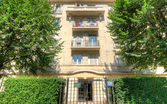 Отель Boulevard Suchet Париж вид на фасад
