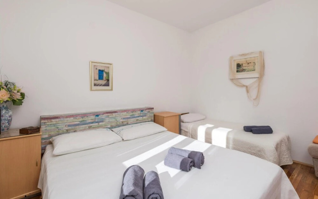 Stunning Home in Kremenici With Wifi and 2 Bedrooms