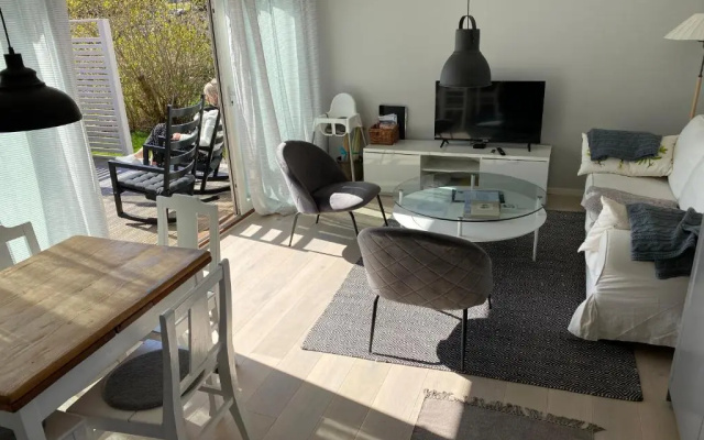 Två gästhus vid hav och strand