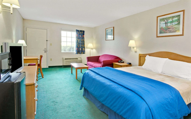 Travelodge and Suites Macclenny