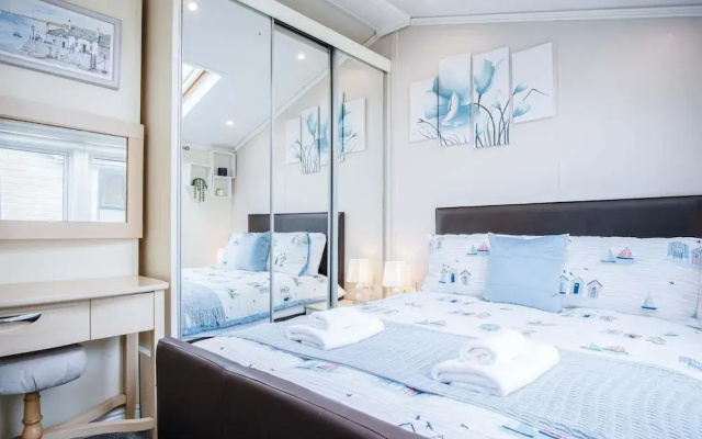 2 Manor Lodge - 2 Bedroom Lodge - Pendine