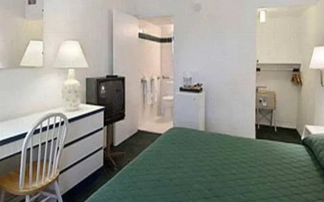 Travelodge Monaco Beach Resort