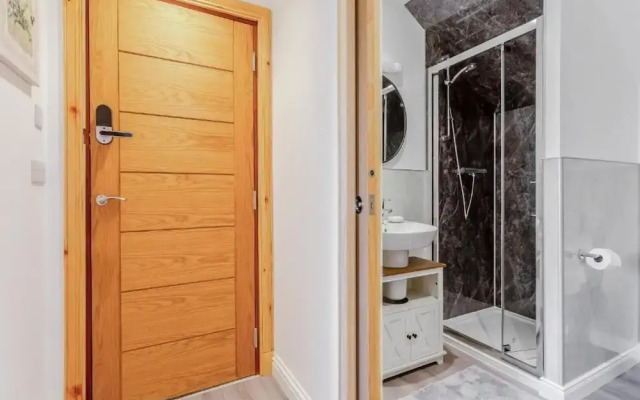 Family - Central - Parking - Wifi - Sleeps 3