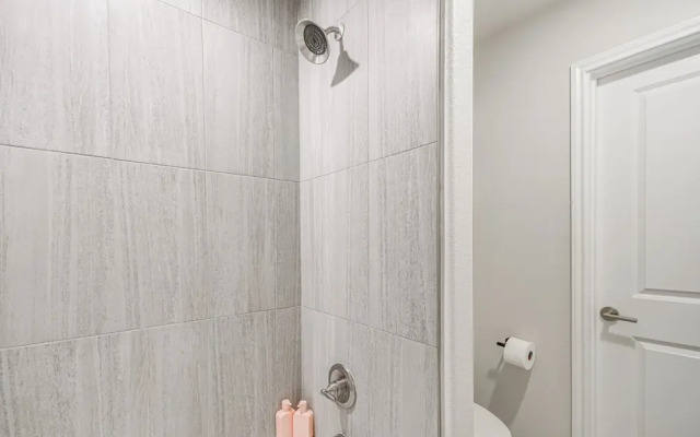 Pets Welcome: Newly Built Abode In Canyon!