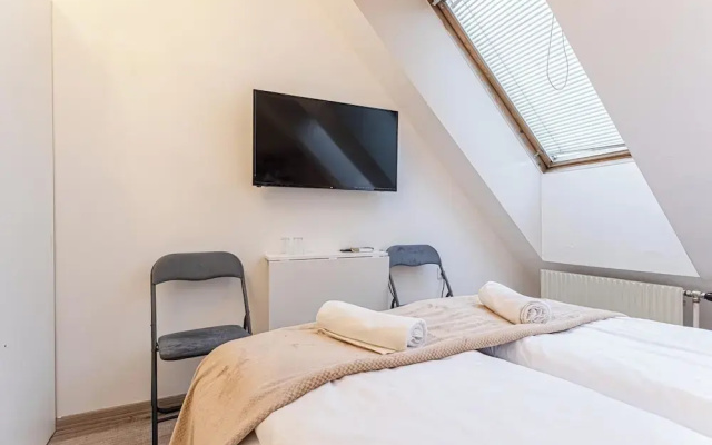 Stunning 12BR Floor For 24 People