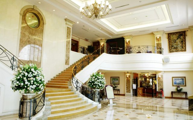 Lakeshore Hotel