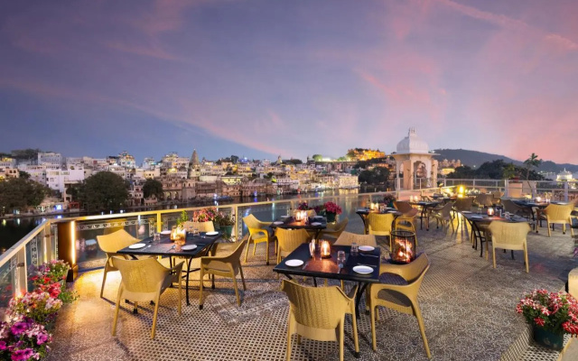 Hotel Sarovar on Lake Pichola
