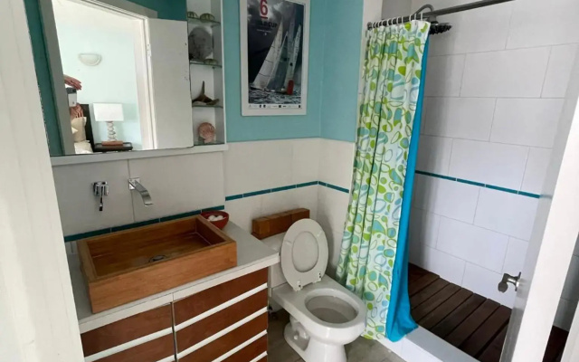 Sunny 2- Bedroom Villa in the Marina