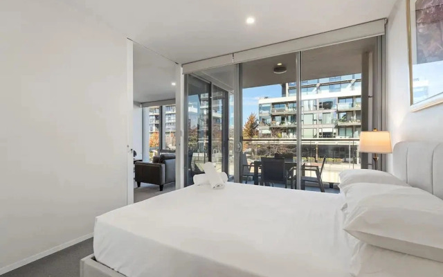 Spacious Lakefront Apartment With Pool Access