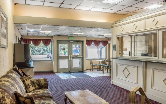 Econo Lodge Airport