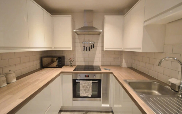 Spacious 2 Bed Flat With Parking In Bedminster