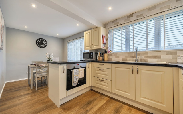 2 Bed House - Sleeps 4 - Garden - Parking - Wifi