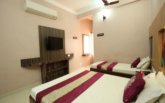 OYO 7878 Hotel Skyark