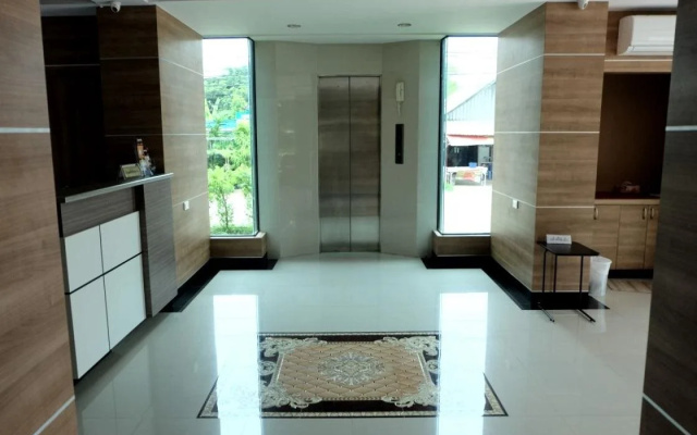 Charoenporn Hotel(เจริญพร แกรนด์ โฮเต็ล)