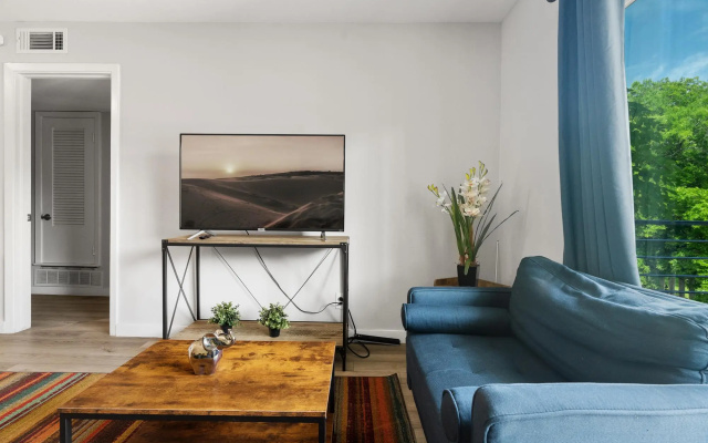 Modern 2BR Near UT Hyde Park Evonify