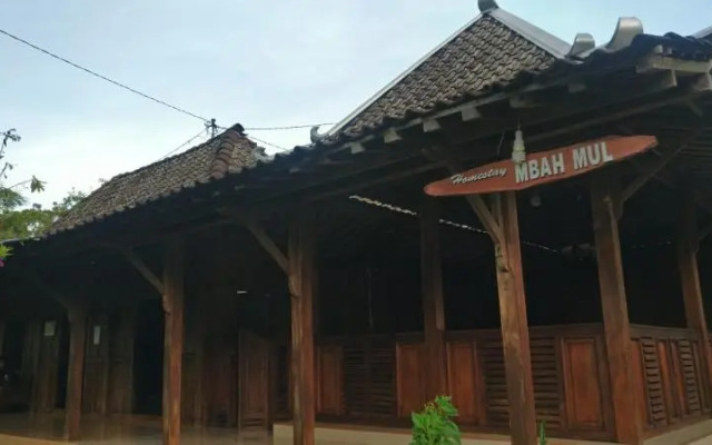 Homestay Mbah Mul by ZUZU