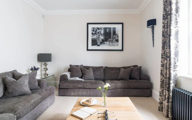 Stylish 5BR House in Hampton Court