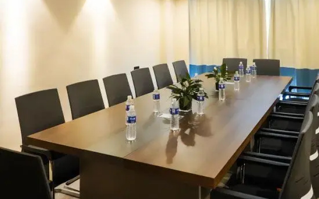 VX Hotel (Huai'an Renmin Hospital Mandu Square)