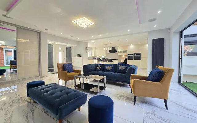 House - Sleeps 16, Parking, Pets Allowed & Jacuzzi