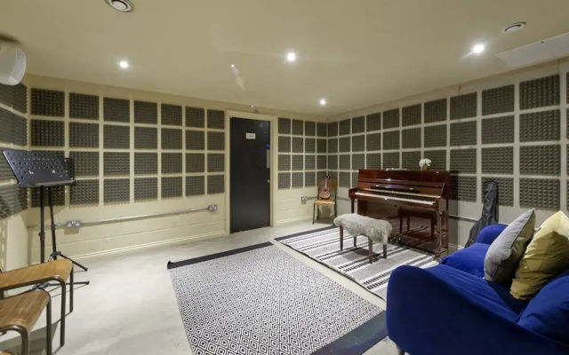 Practical Student Studio in Lively Hammersmith