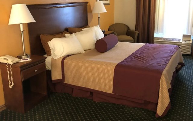 Cloverdale Wine Country Inn & Suites