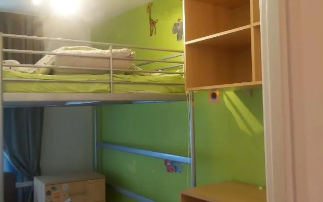 Family 4 rooms apartment in house with garden