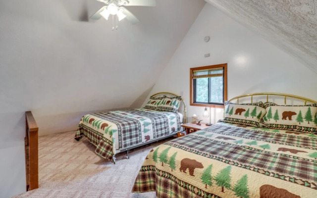 Pocono Lake Cabin - Walk to Arrowhead Lake!
