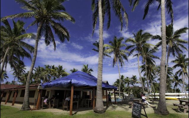 Отель Travellers Beach Resort вид на фасад