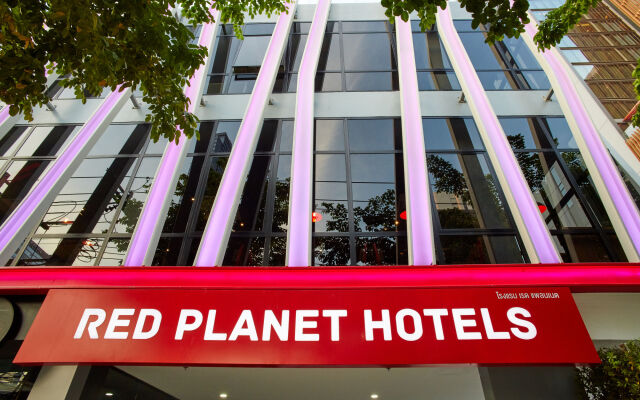 Отель Red Planet Bangkok Surawong вид на фасад