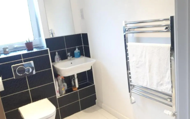 2 double rooms available in 3 bedroom house