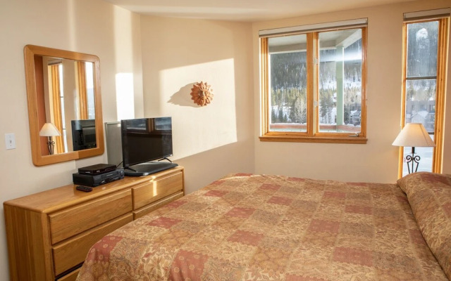 1538 Lakeshore 1 Bedroom Condo by RedAwning