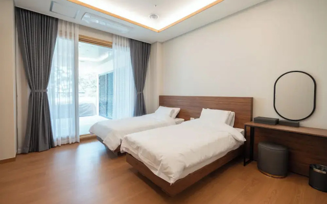 Dongho Beach Hotel