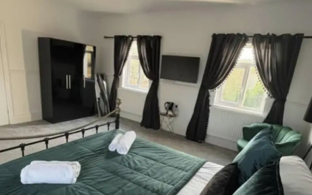 Room 1 Manor Park Country House in Swansea