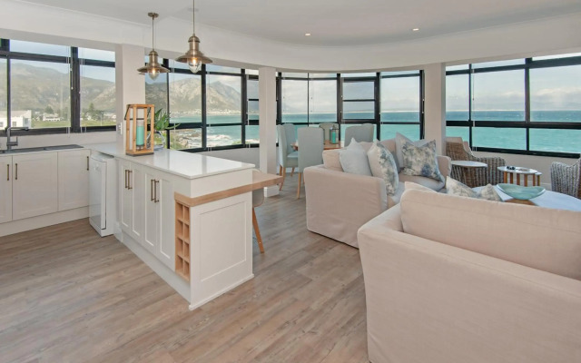 The Sun,Whales and Waves seafront apartment
