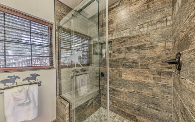 Cozy & Modern Ruidoso Cabin w/ Stellar Views!