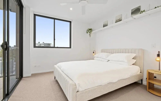 Spacious West End Apartment With Pool & BBQ Access