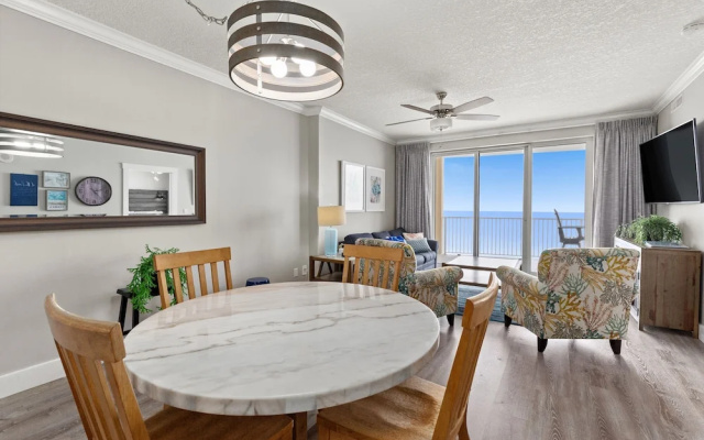 Beautiful Ocean Views! 2-bedroom, 2-bathroom! Resort Pools!
