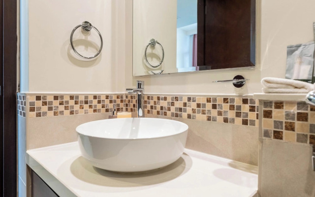 High-Floor Luxury 1BR - Business Bay