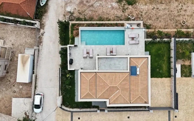 Luxurious Villa Retreat in Lourdata