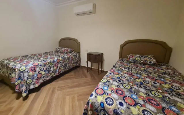 Spacious Executive Luxury Apartment With Balcony