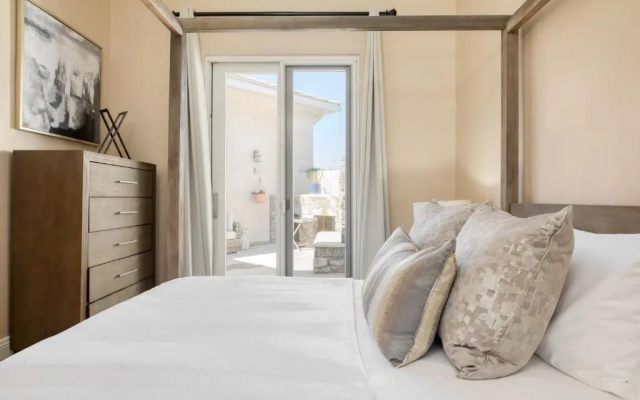 Modern Temecula Mansion w Pool, Hot Tub, Guest House & Valley Views Camila by Avantstay