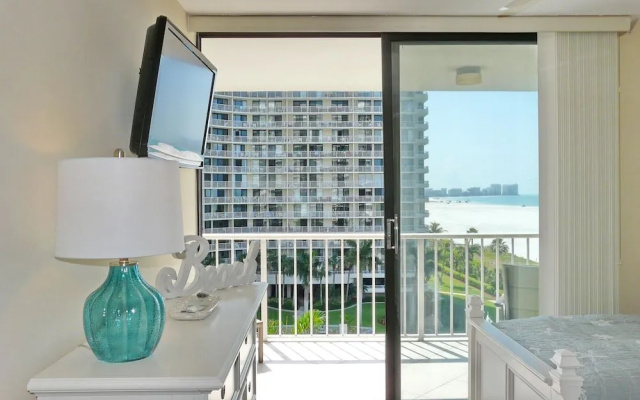 Inviting Condo on Beach With Pool and Tennis Courts
