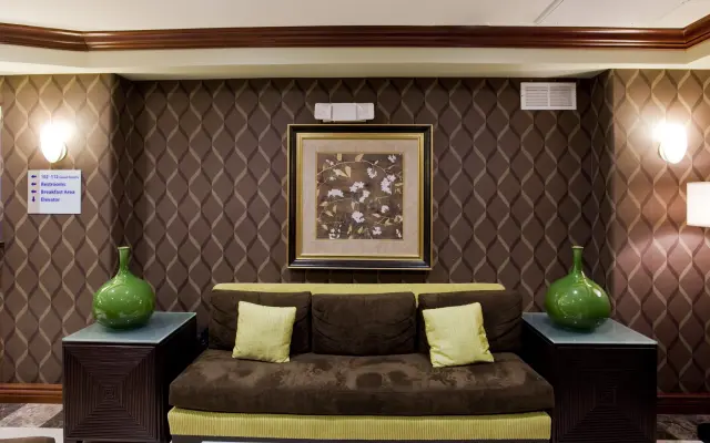Holiday Inn Express & Suites Woodland Hills by IHG