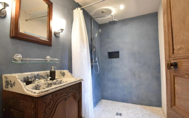 Luxurious mansion in Lantheuil with garden