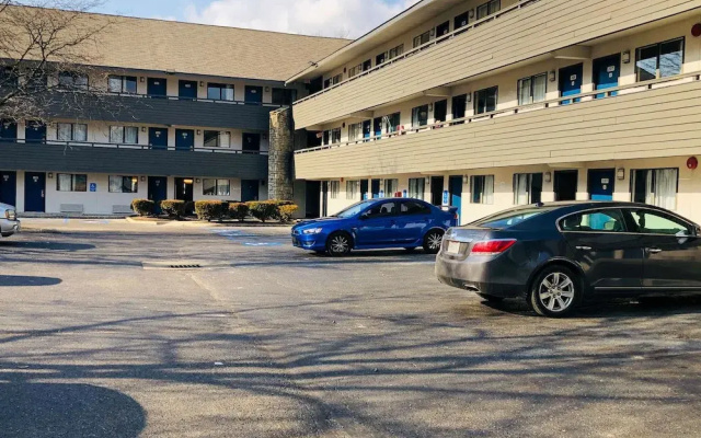 Motel 6 Columbus, OH - Quarter Horse