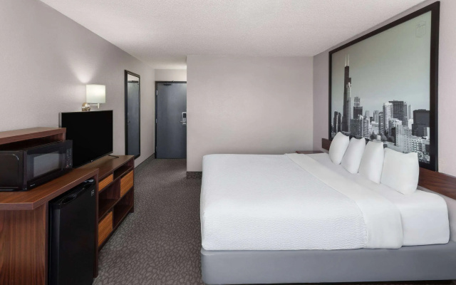 Super 8 by Wyndham Romeoville Bolingbrook