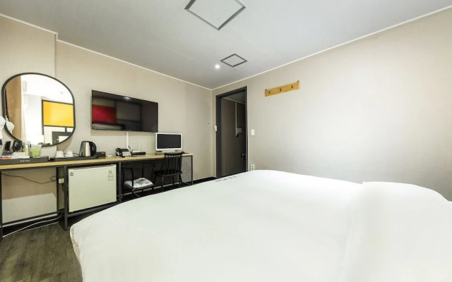 E Plus Hotel