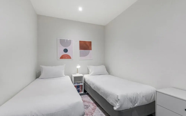 Sophisticated CBD 2-bed Apartment by Yarra River