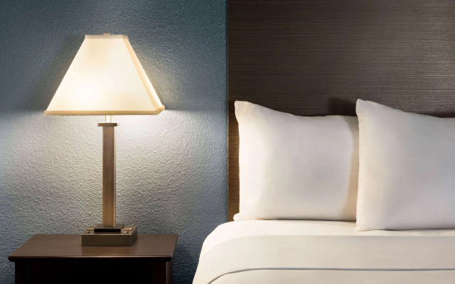 AmericInn by Wyndham La Crosse Riverfront-Conference Center