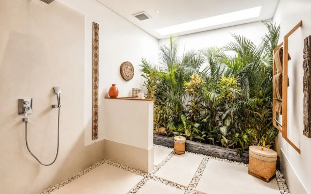 Dreamy 5BR Haven, 200m to Berawa's Blissful Beach